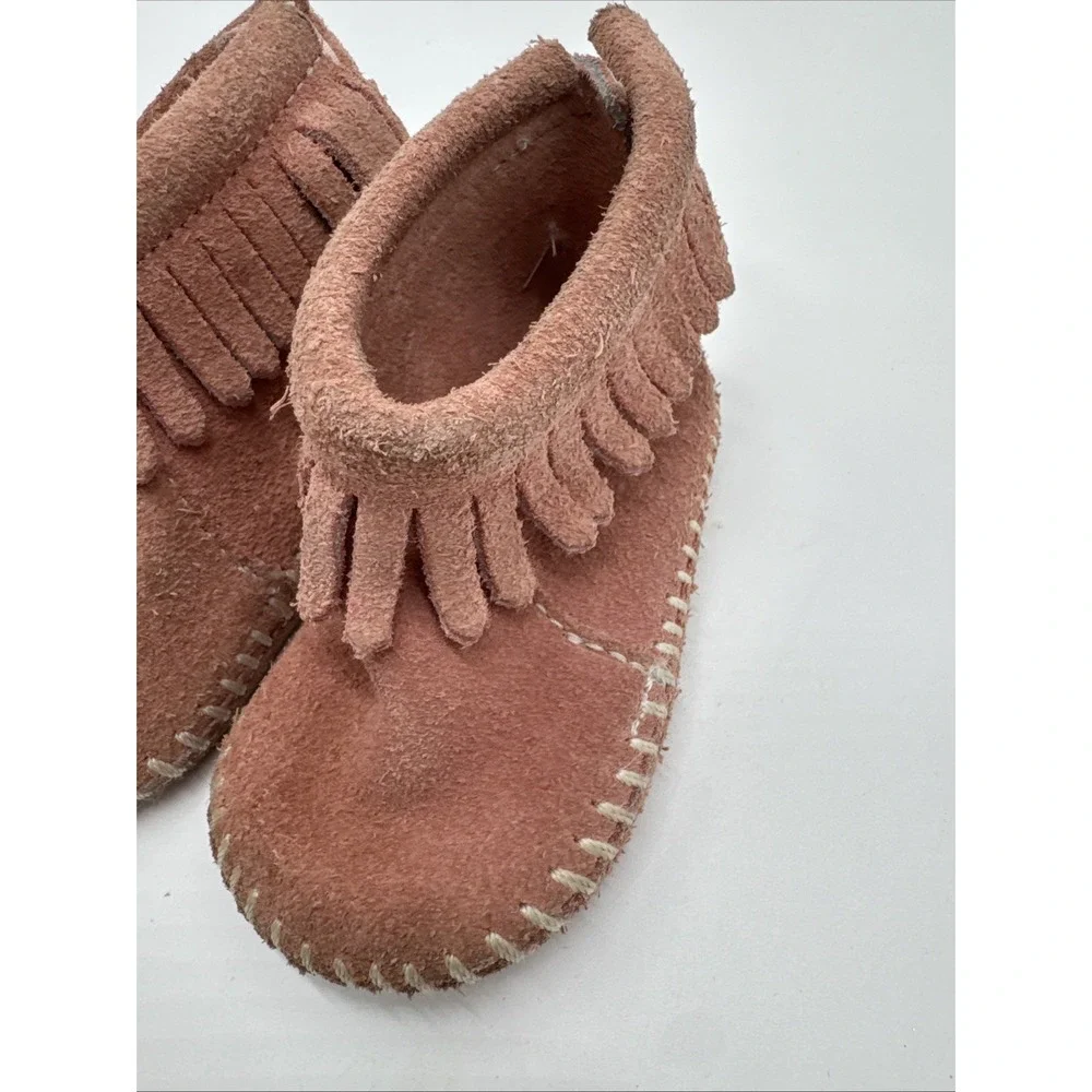 MINNETONKA‎ Size 2 Baby Moccasin Booties Pink Tassel Fringe  Leather